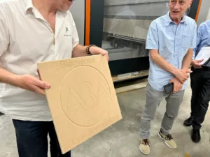 Gravure du logo A3A lors de la Visite de la société atelier Lacour avec A3A et Antarius Avocats