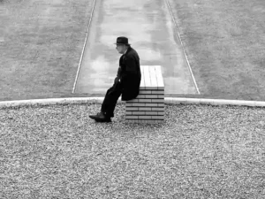 Photo d'un homme seul dans le jardin de la Villa Carvois