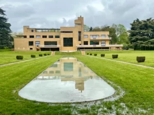 Villa Carvois vue de son jardin avec son étang