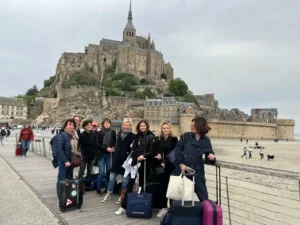 Les membres du cabinet Antarius Avocats devant le Mont-ST-Michel